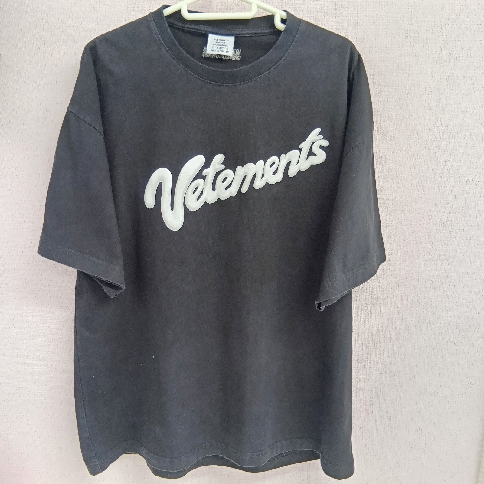VETEMENTS]ヴェトモン Tシャツ S コットン メンズ ロゴ 半袖 ブラック
