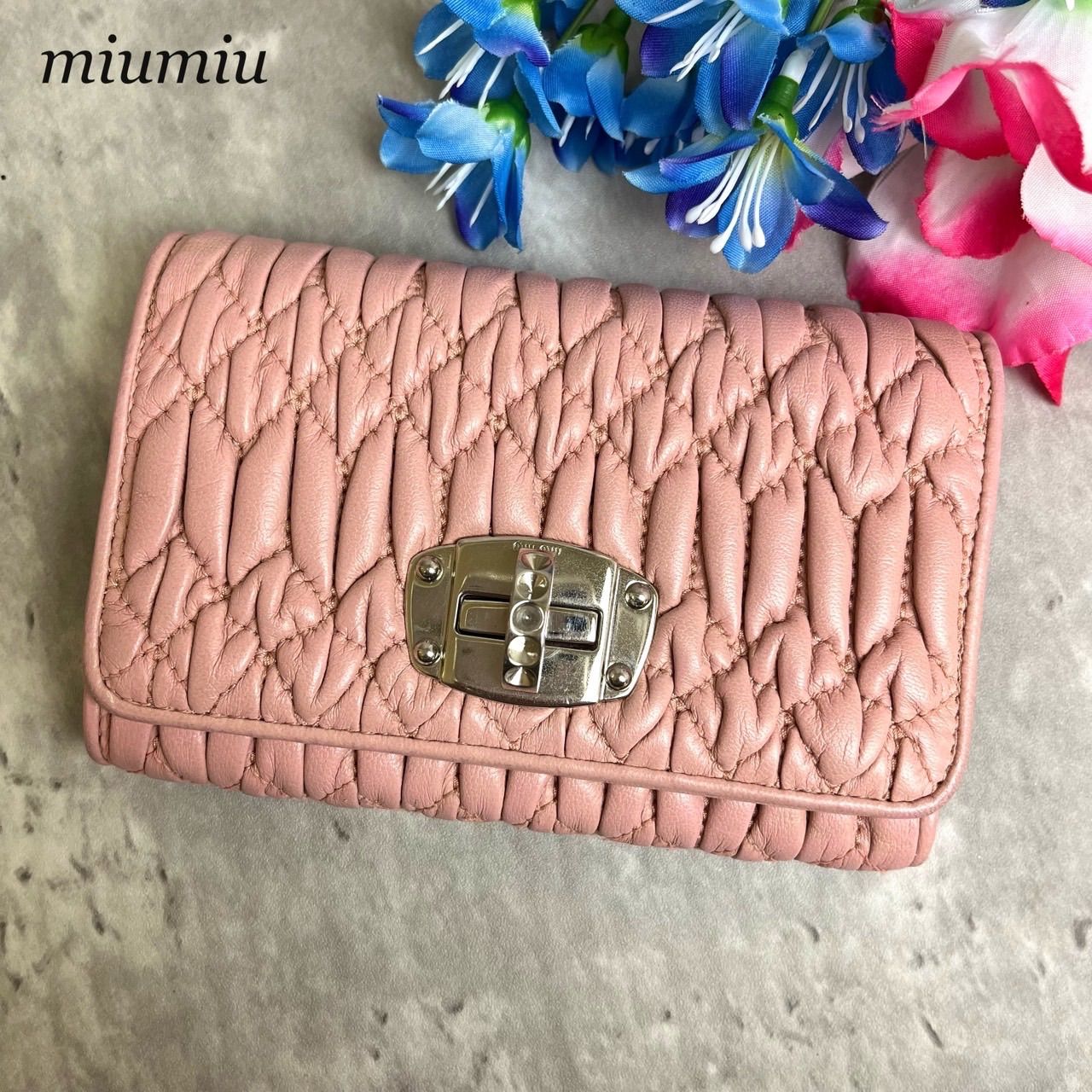 ✨良品✨ miu miu ミュウミュウ 三つ折り 財布 クリスタル ターンロック キルティング シルバー金具 ロゴ型押し ウォレット カードケース  定期入れ 小銭入れ ナッパレザー レディース ピンク 桃色 - メルカリ