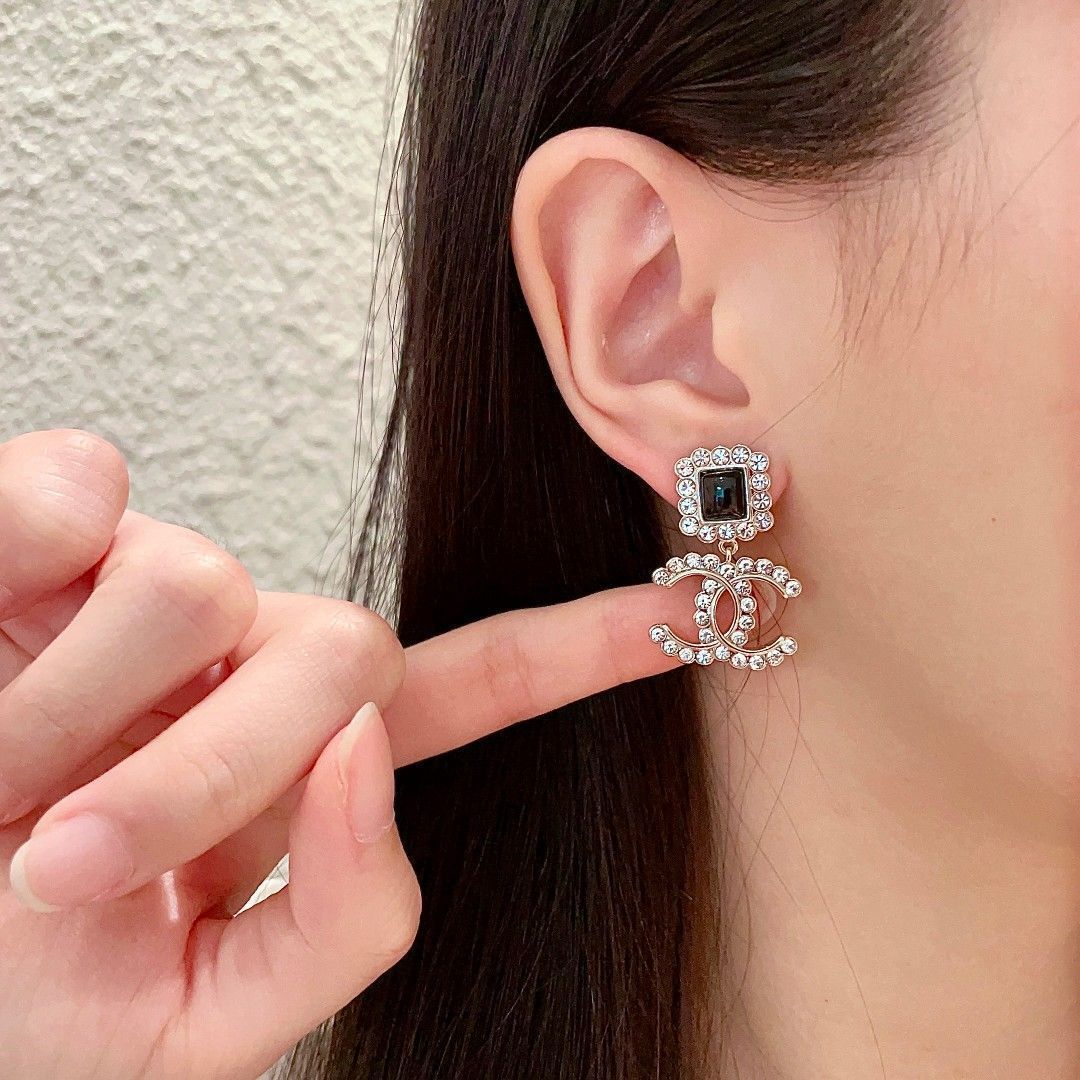 今日 Chanel ヴィンテージ アルファベット ピアス で 価格