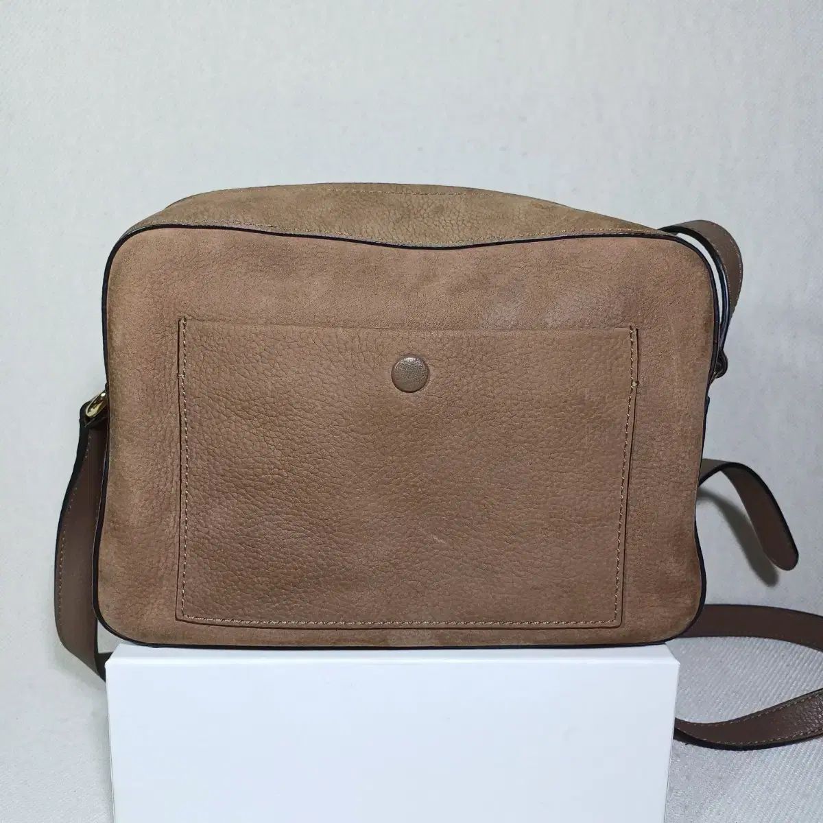 投げ捨てる スエード