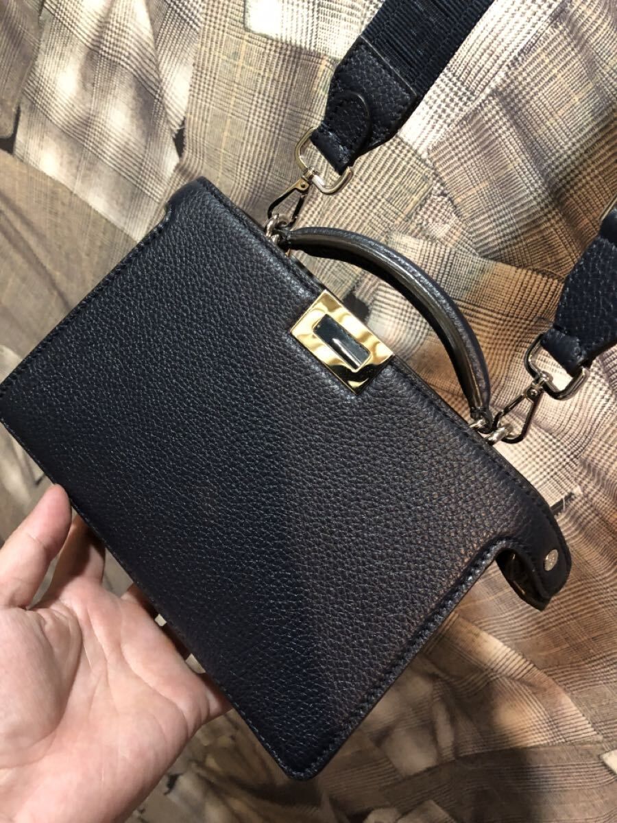 定価５０万 FENDI PEEKABOO ISeeU X CROSS CUIO ROMA M 2025 フェンディ ピーカブー アイシーユー ネイビー レザー バッグ FK