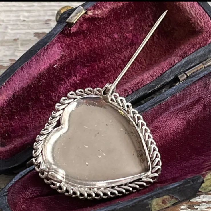 50's仏！プチポワン Petit point 薔薇 ローズ ハートブローチ - メルカリ