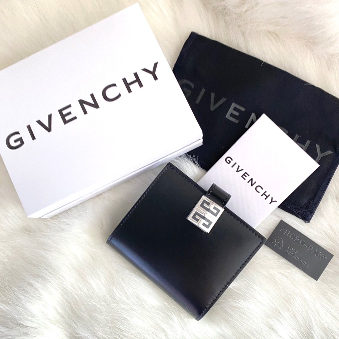 新品未使用ジバンシーGIVENCHY新品未使用コンパクトウォレットにもナノ