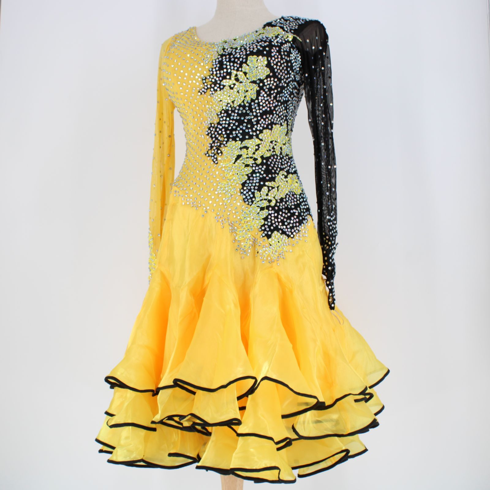 黄色の長袖フレアドレス社交ダンス発表会