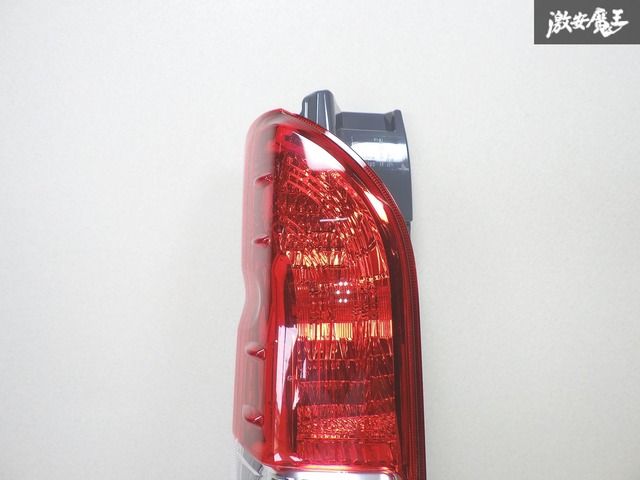 ☆新車外し☆ TOYOTA トヨタ 純正 200 ハイエース テールランプ