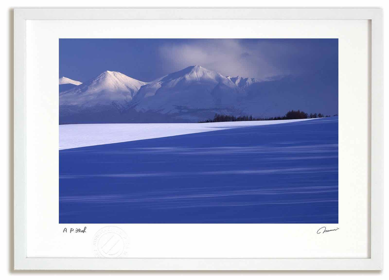アートフォト 絵画 美瑛岳と蒼い影 高橋真澄 インテリア 額入り 額装込 風景画 油絵 ポスター アート アートパネル リビング 玄関 プレゼント モダン アートフレーム 飾る Mサイズ おしゃれ 壁掛け 絵