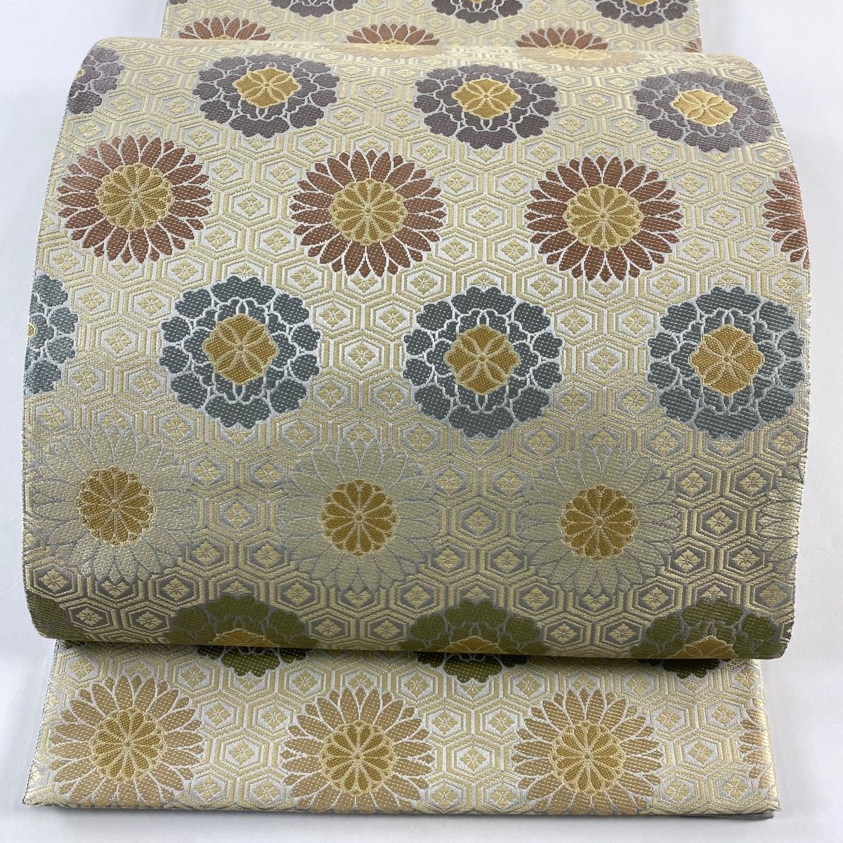 【美品】 袋帯 名品 箔屋清兵衛 落款 草木染 花 亀甲花菱 刺繍 ベージュ 六通 正絹 【】