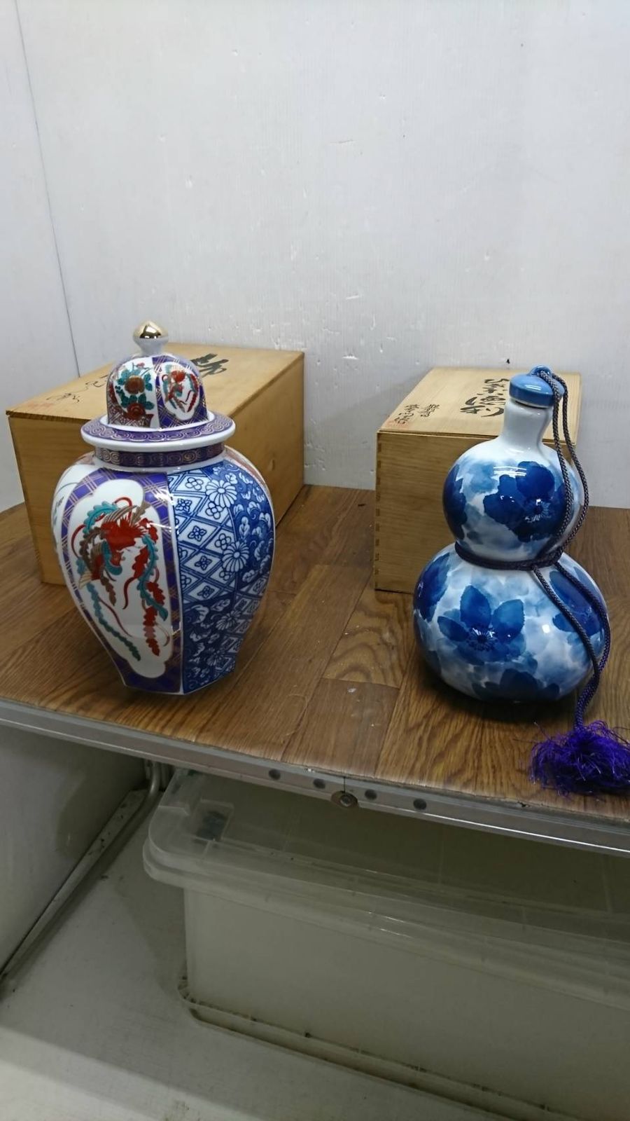 S98713 飾壺 九谷焼 明陶 金彩染錦 金襴手 鳳凰 牡丹 熨斗 六面 蓋付壺