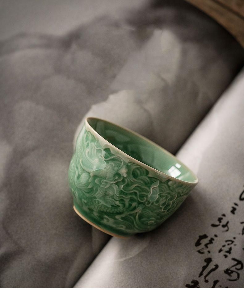 中国美術 湯呑み 茶器  青磁茶杯 煎茶道具 雲紋 浮き彫り 2つ 中国美術 湯呑み 茶器 青磁茶杯 煎茶道具 雲紋 浮き彫り 2つ
