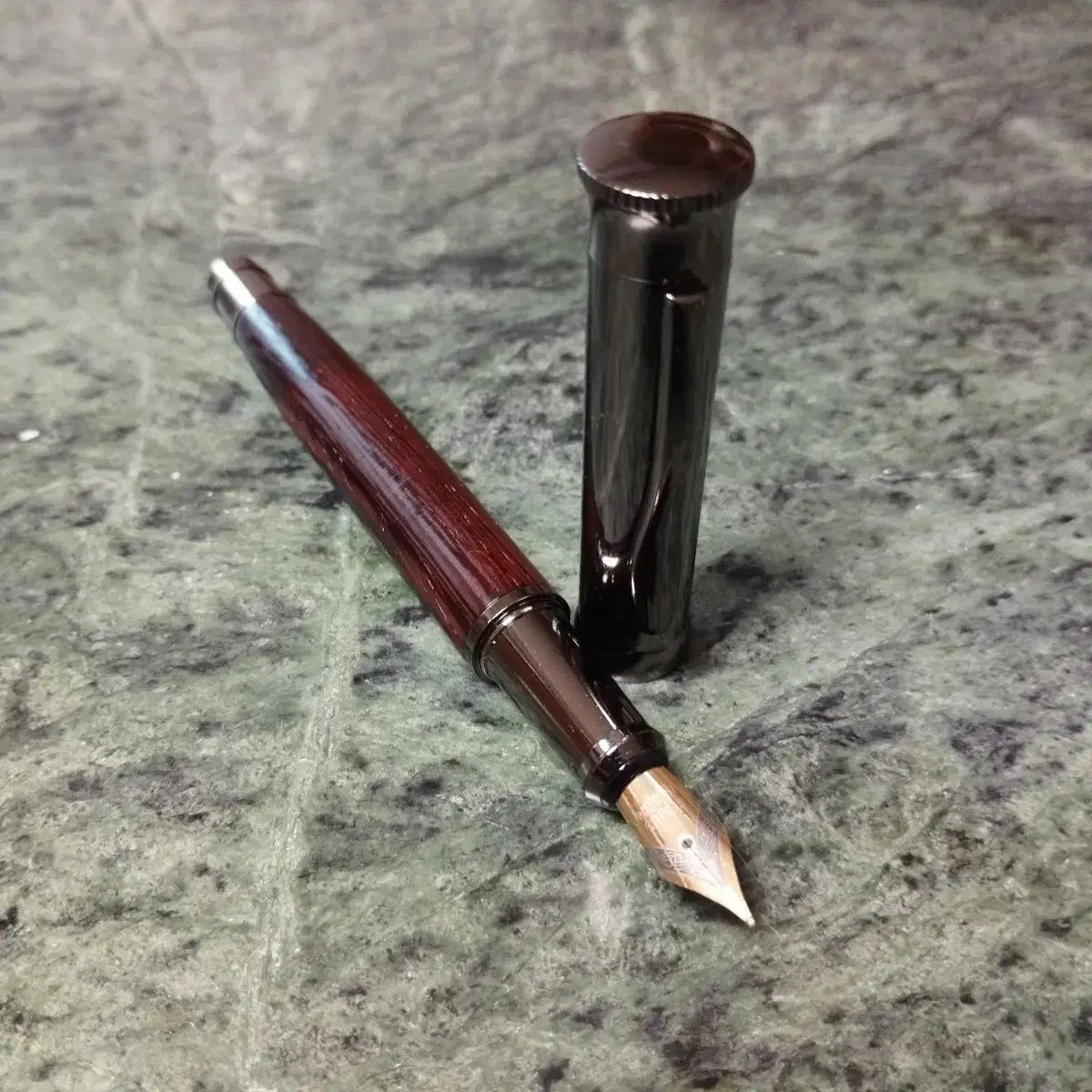 ホピ柄 木製 ブロンズ 万年筆 0 5mm ブラックインクカートリッジ 5 犬が含まれています