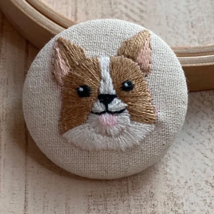 ハンドメイド 葡萄 栗鼠 刺繍 くるみボタン ブローチ-