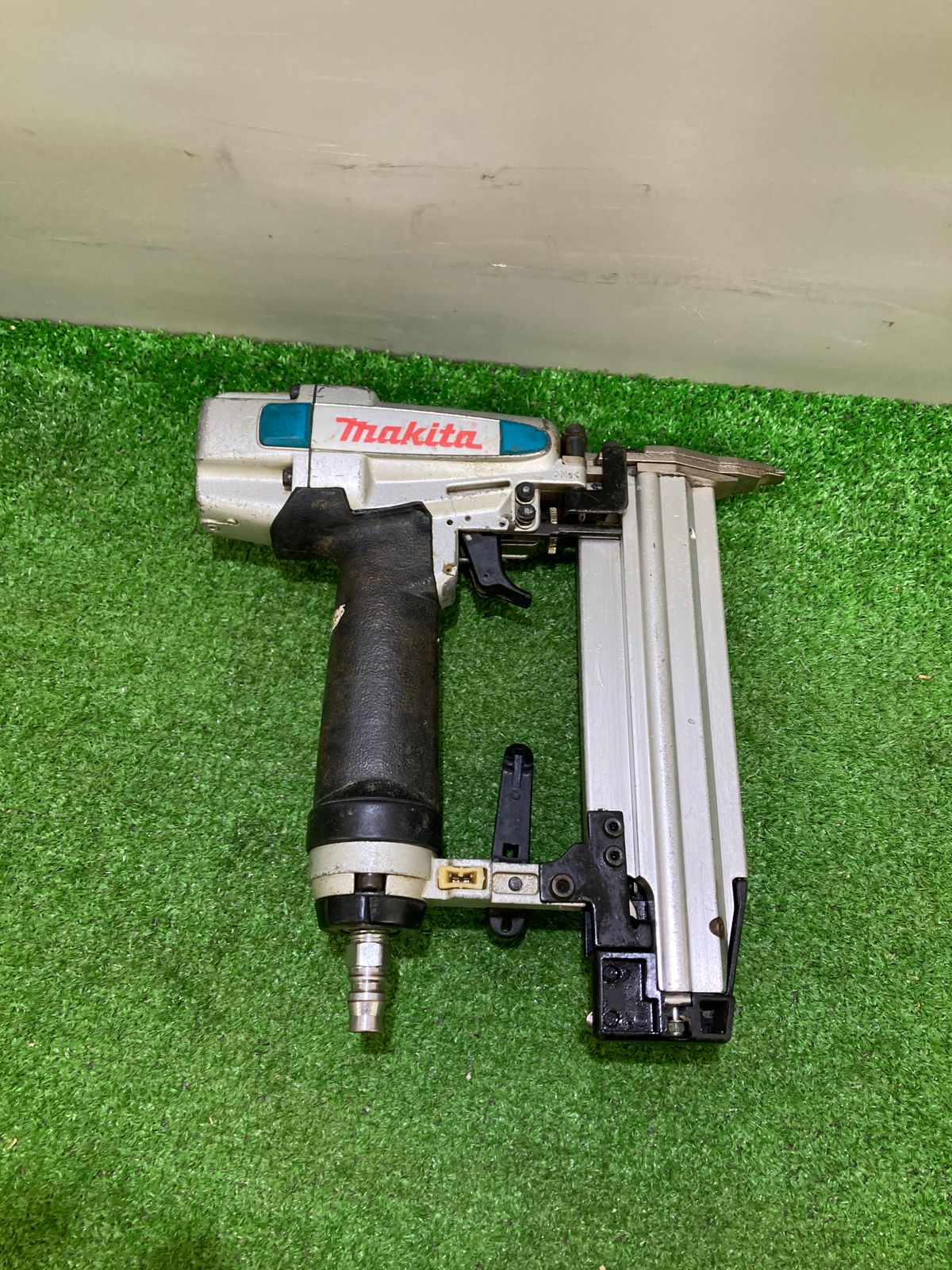 中古品】【0921】☆makita(マキタ) 50㎜常圧仕上釘打 AF502N 