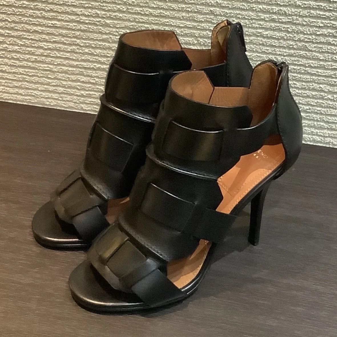 ☆年末年始セール☆ 極美品 GIVENCHY ジバンシィ レザー サンダル