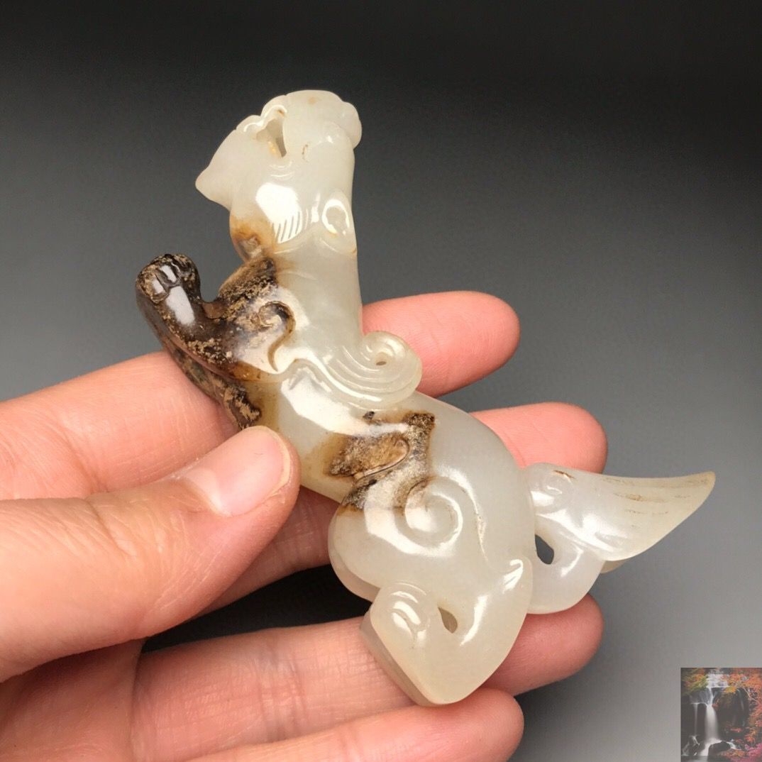 旧家蔵出し 和田玉細密彫 羊脂白玉 沁色自然 飛獣 彫刻 根付 裝
