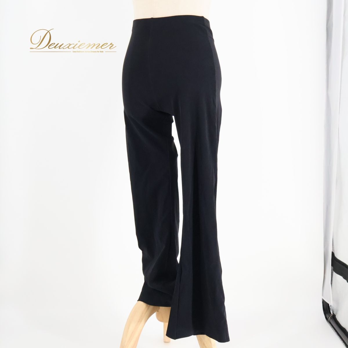 CHACOTT - 社交ダンス 衣装 ズボン フレアパンツ パンツ チャコット Chacott 黒 M レッスン 練習着 ブラック系 ジャズ 日本製 無地 シンプル 普段着 フィットネス ダンスウェア ストレッチ ズボンスタイル 伸縮性 レッスン着 スポーツウェア 社交ダンス 衣装 ズボン フレアパンツ パンツ チャコット