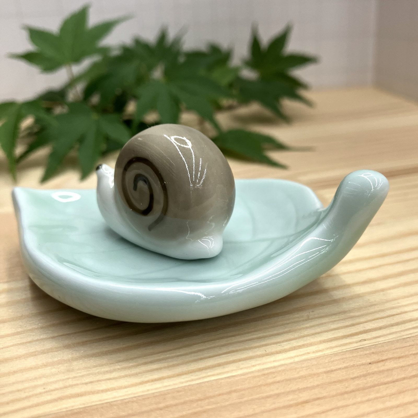 現品限り【有田焼】 かたつむり (ブラウン）葉っぱ付 カタツムリ 置物