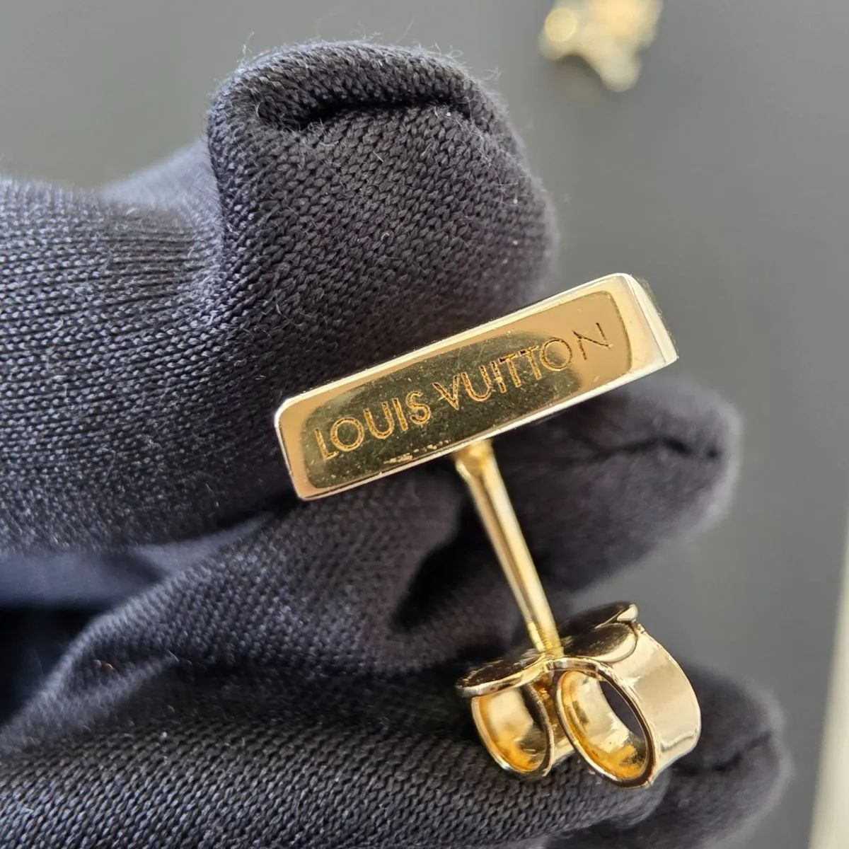 【期間限定価格】 LOUIS VUITTON ピアス LVロゴ ゴールド 両耳用 ☆美品！【Louis Vuitton/ルイヴィトン】ピアス LV アイコニック