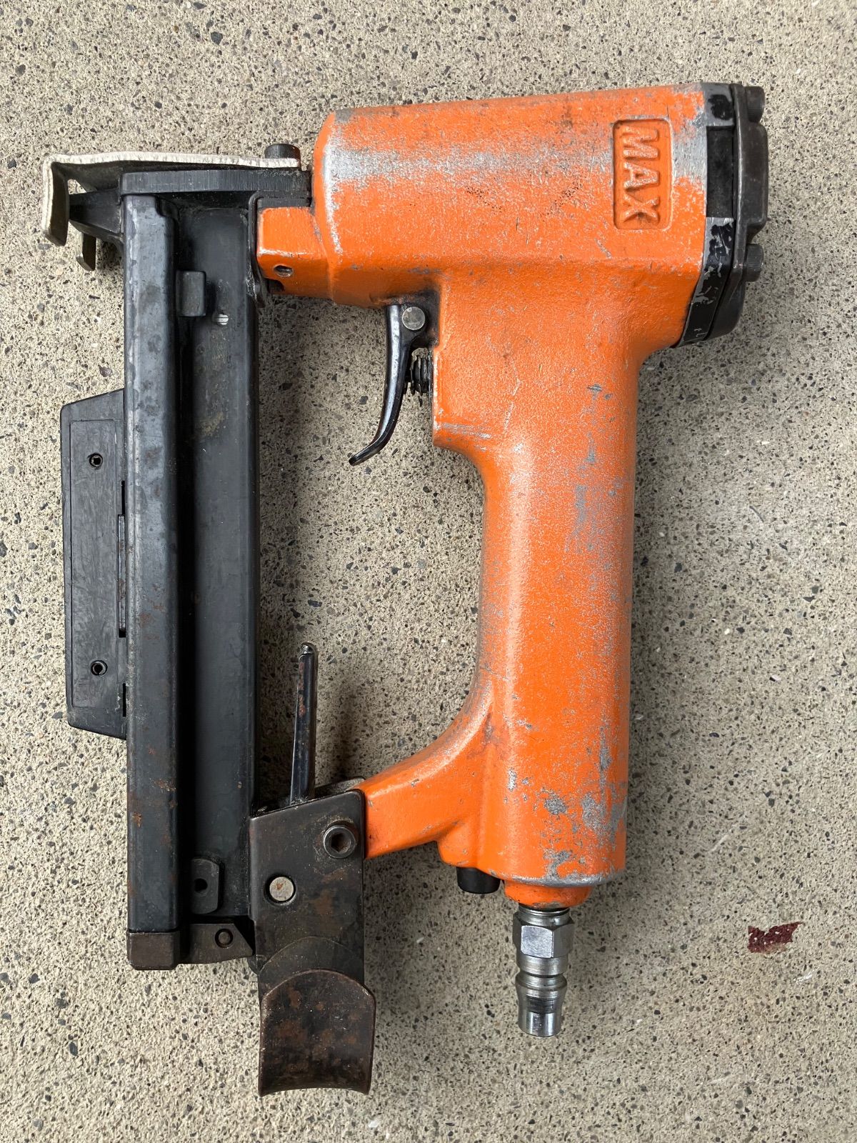 伊東陶山 花瓶 クリーム色 金色 B165b 伊東陶山造「白瓷唐華文 花瓶