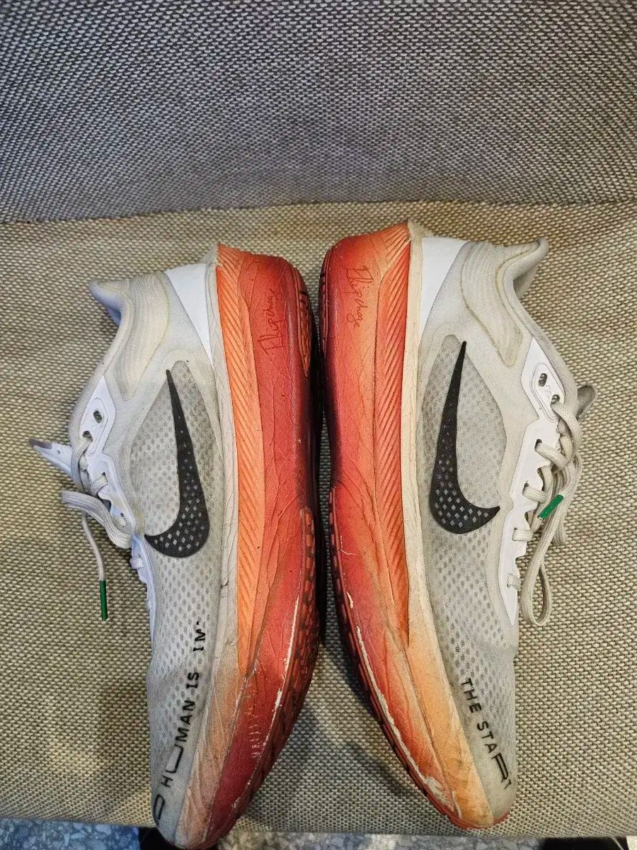 NIKE