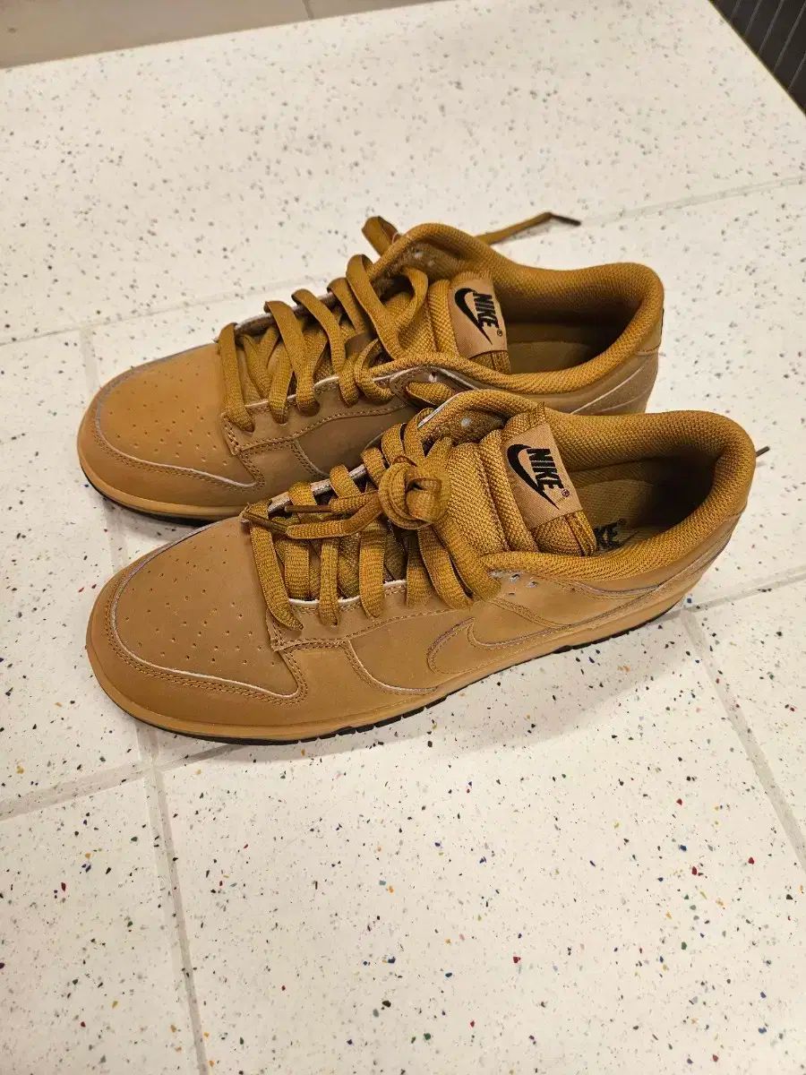 NIKE