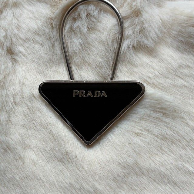 プラダ PRADA 三角ロゴプレート キーチャーム キーリング