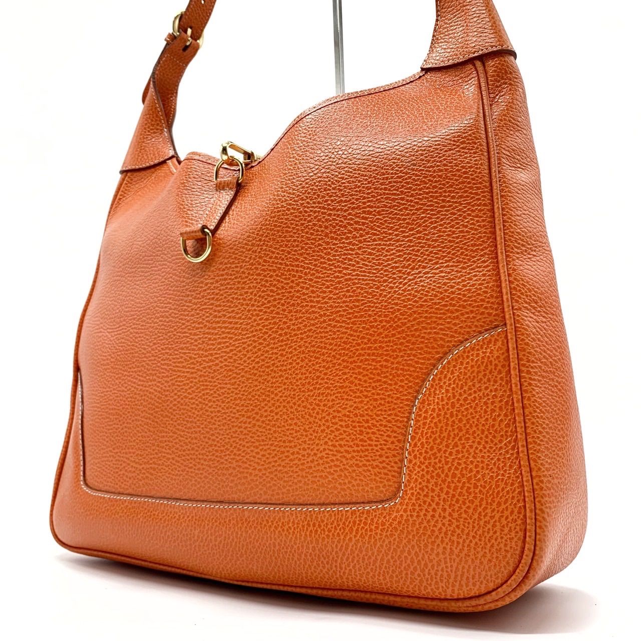 工場 後藤光孝在銘。馬の彫刻デザイン付き 赤銅鍔