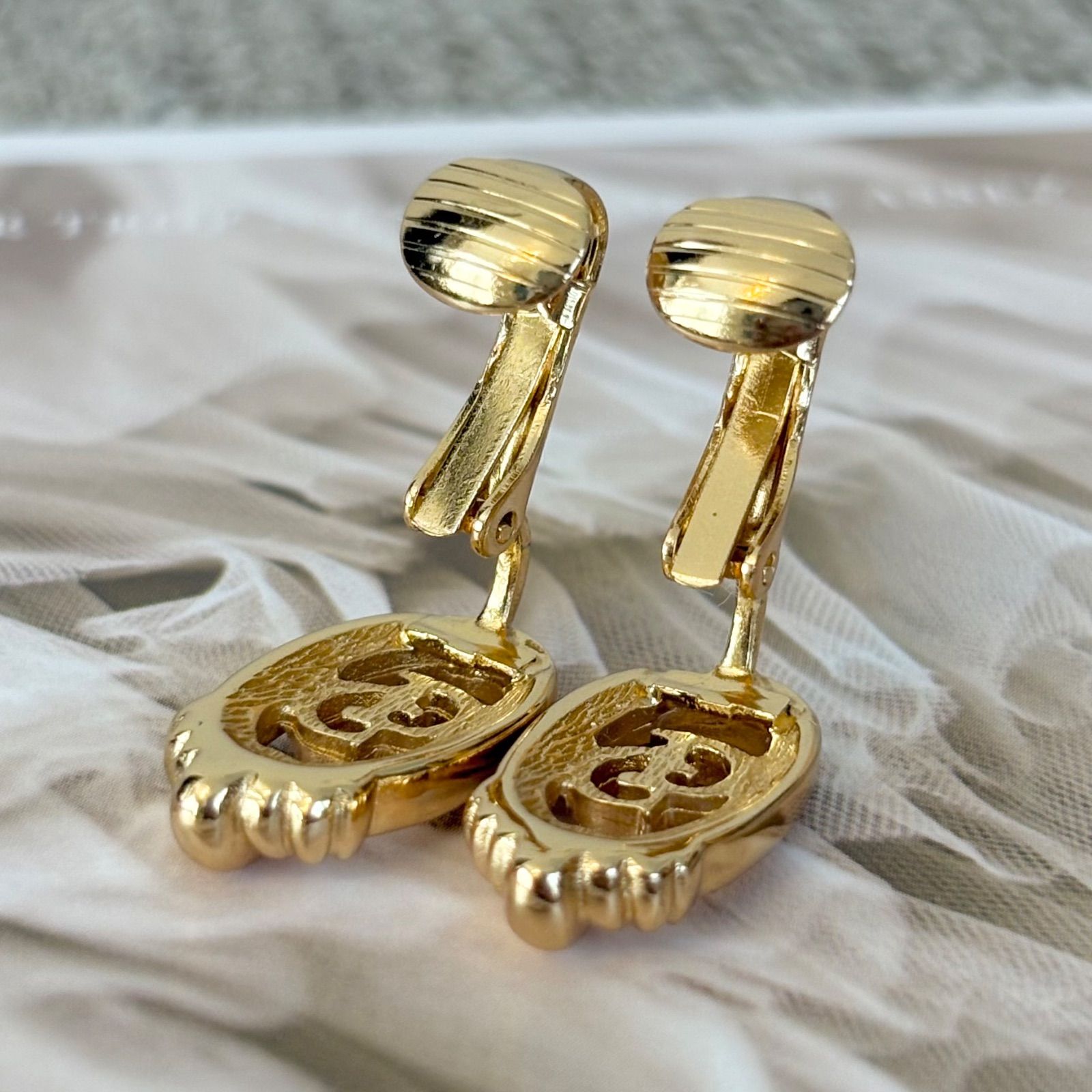 美品】クリスチャンディオール イヤリング ディオールロゴ オーバル 金