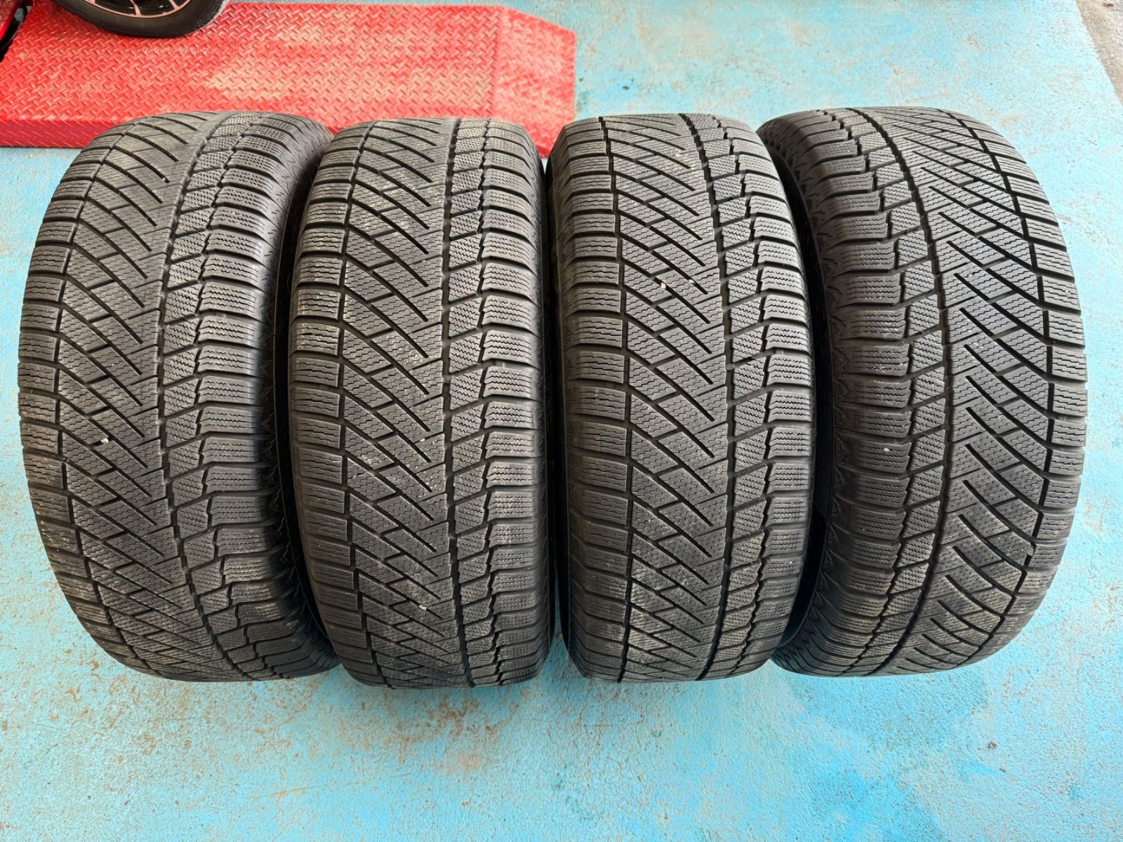 中古スタッドレスセット MLJ エクストリームJ 17インチ 8j +25 PCD139.7 コンチネンタル 265/60R18 2017年 プラド