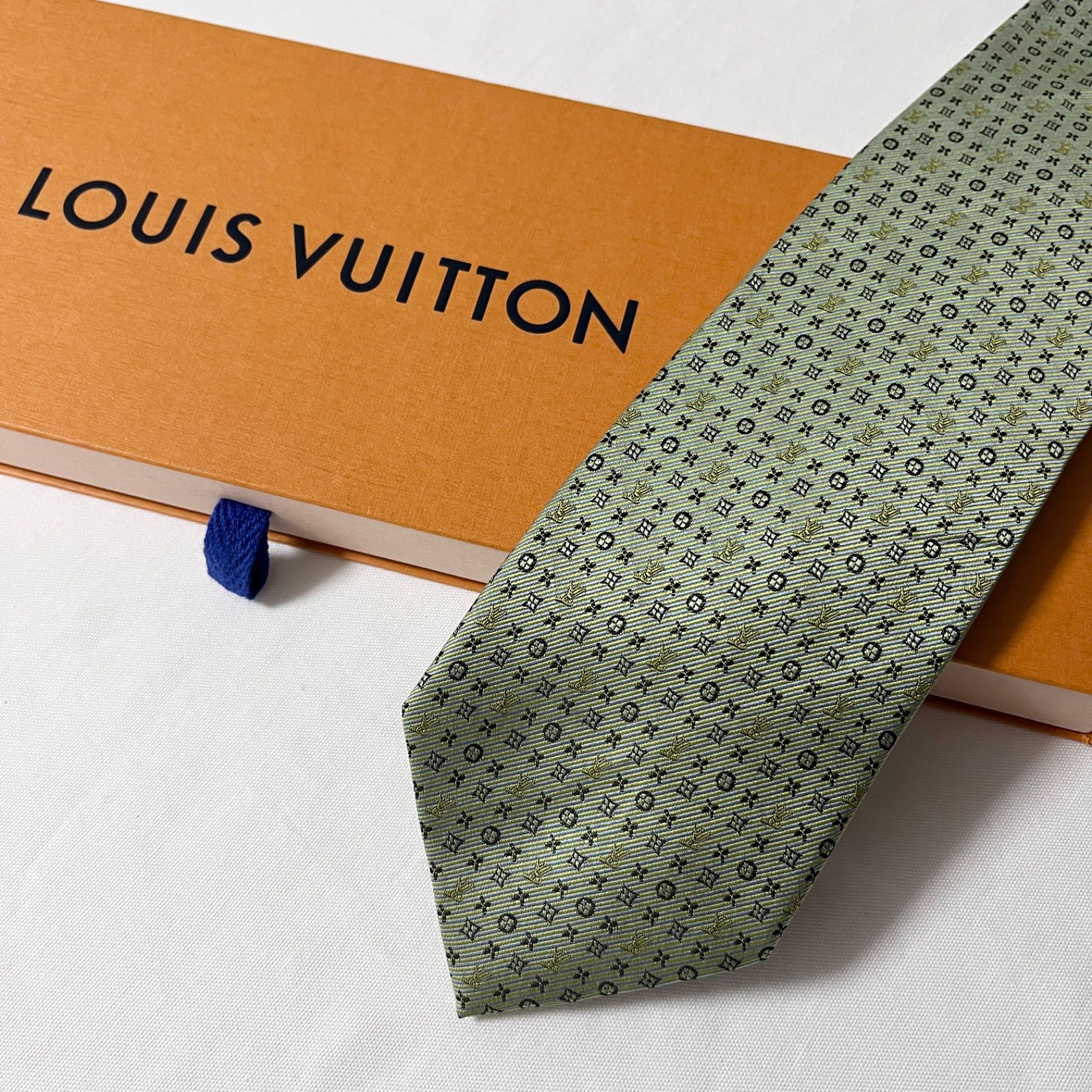 美品 ヴィトン LVロゴ ネクタイ シルク グリーン LOUIS VUITTON 美品 LOUIS VUITTON ルイヴィトン ネクタイ シルク100% ライト