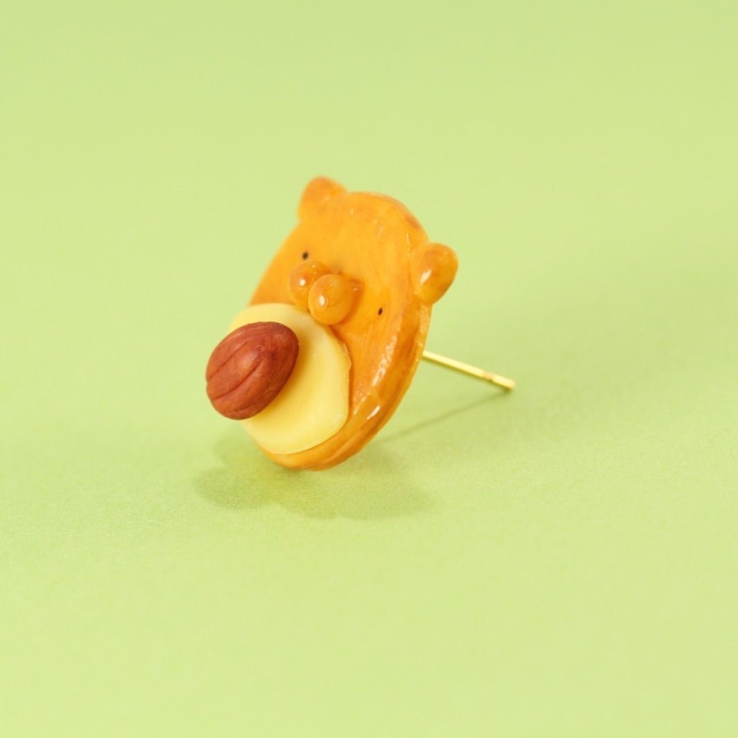 ねこのチーズおかきピアス - メルカリ
