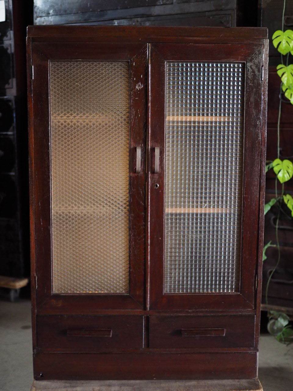 レトロガラスのアンティークキャビネット 昭和前期 古録展 送料無料 品番S10811