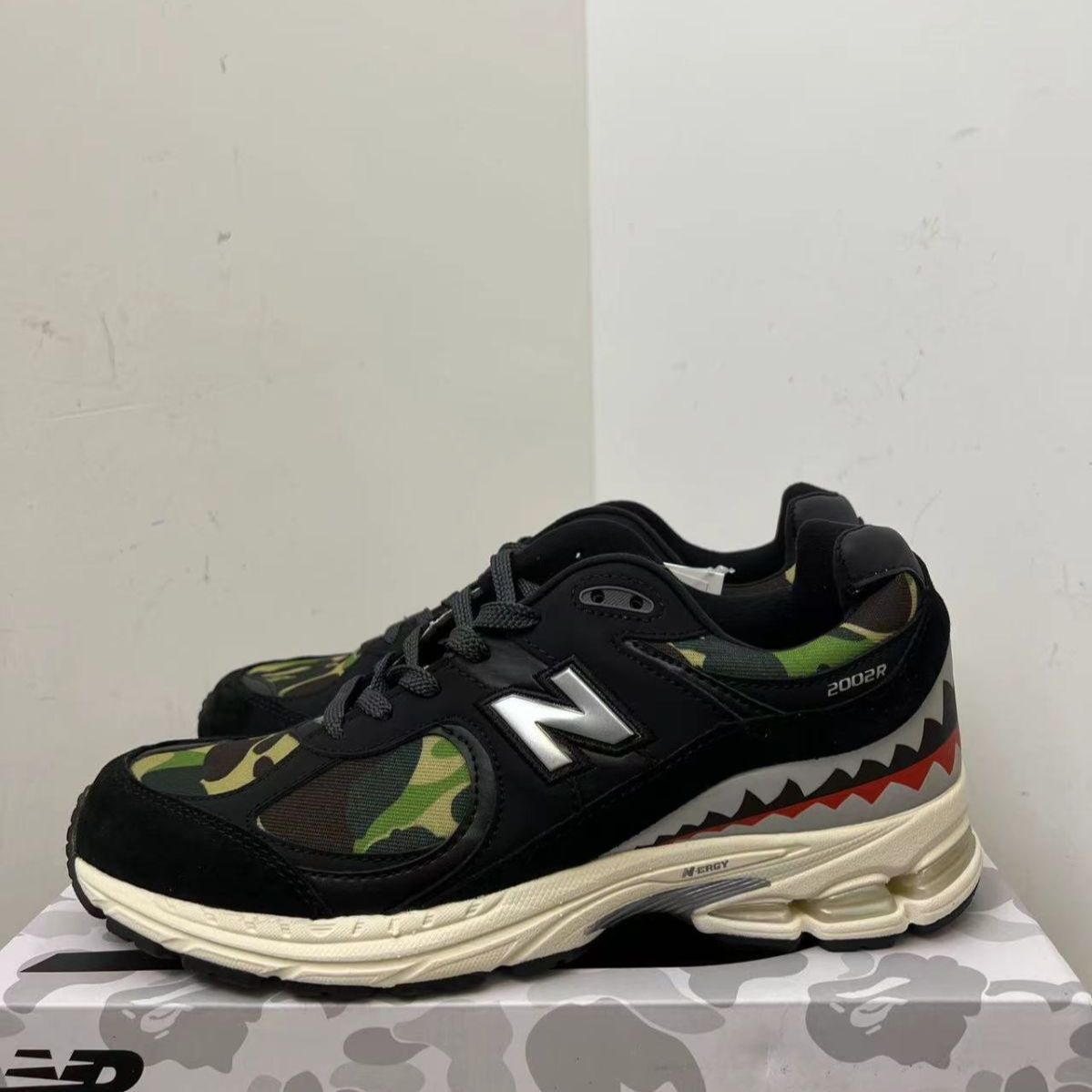 新品未使用 ニューバランス A BATHING APE x New Balance NB 2002R スニーカー