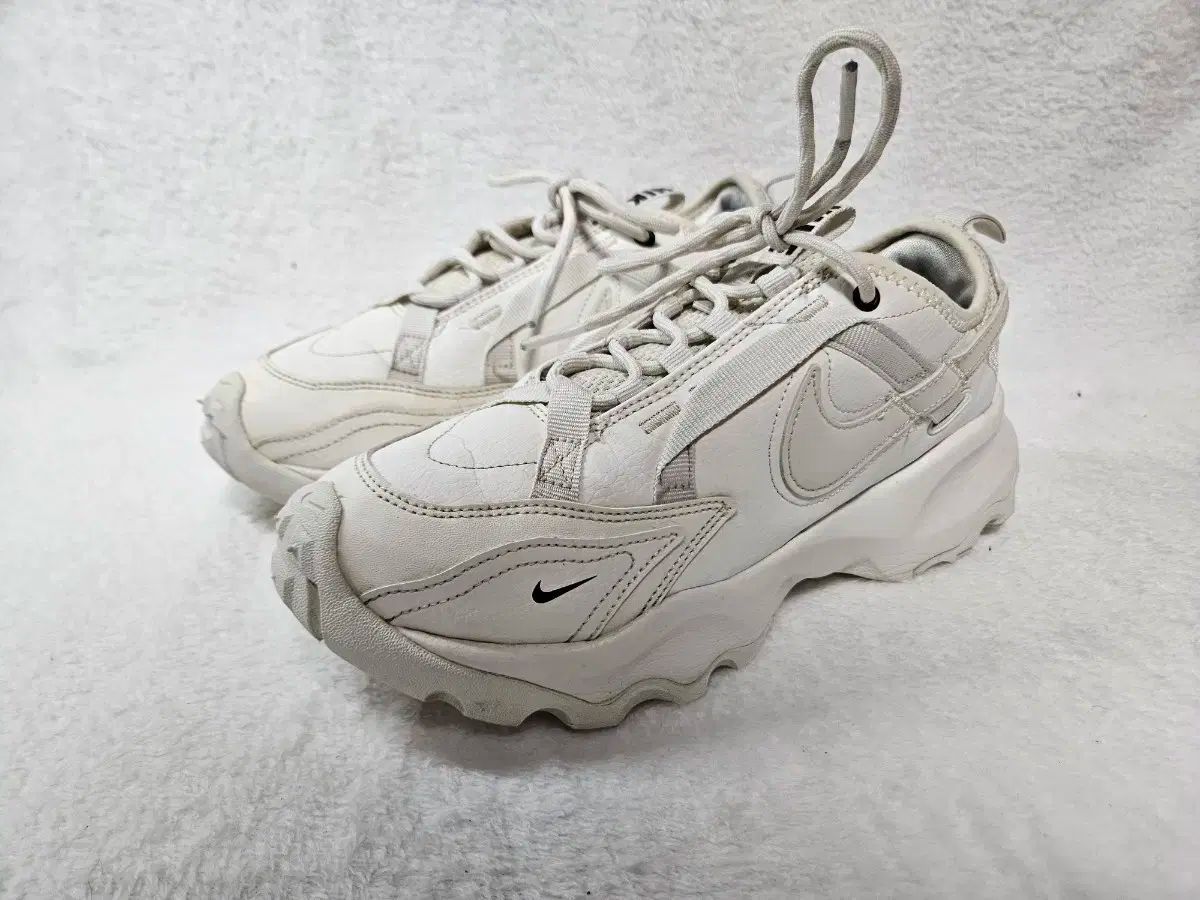 NIKE(ナイキ) ウィメンズ tc7900 スニーカー 235