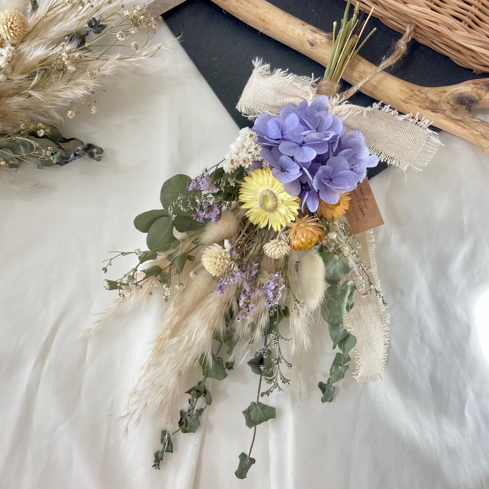 白い穂のパンパスグラスと淡い紫陽花を束ねた 秋を感じる スワッグ ドライフラワー