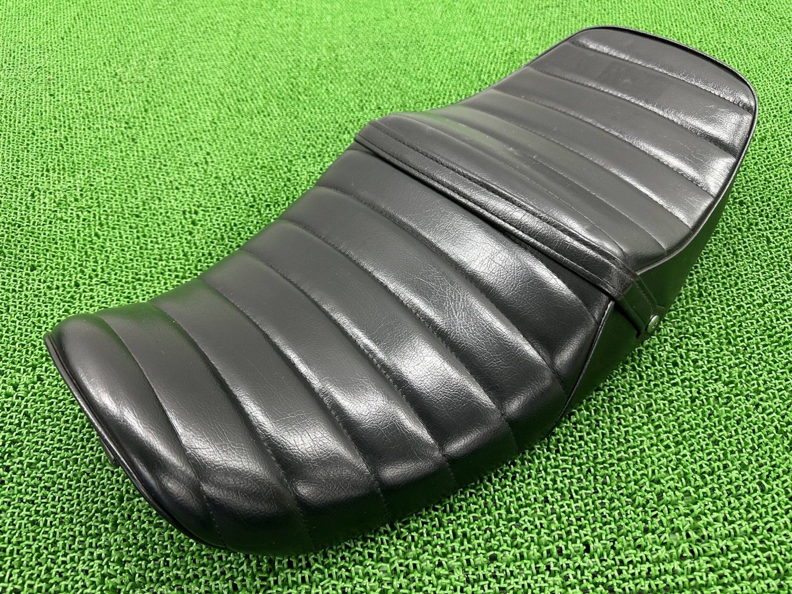 ZRX400 シート 1753 社外 バイク 部品 ZR400E 94～08年 タックロールシート シートバンド付 ローダウン fA