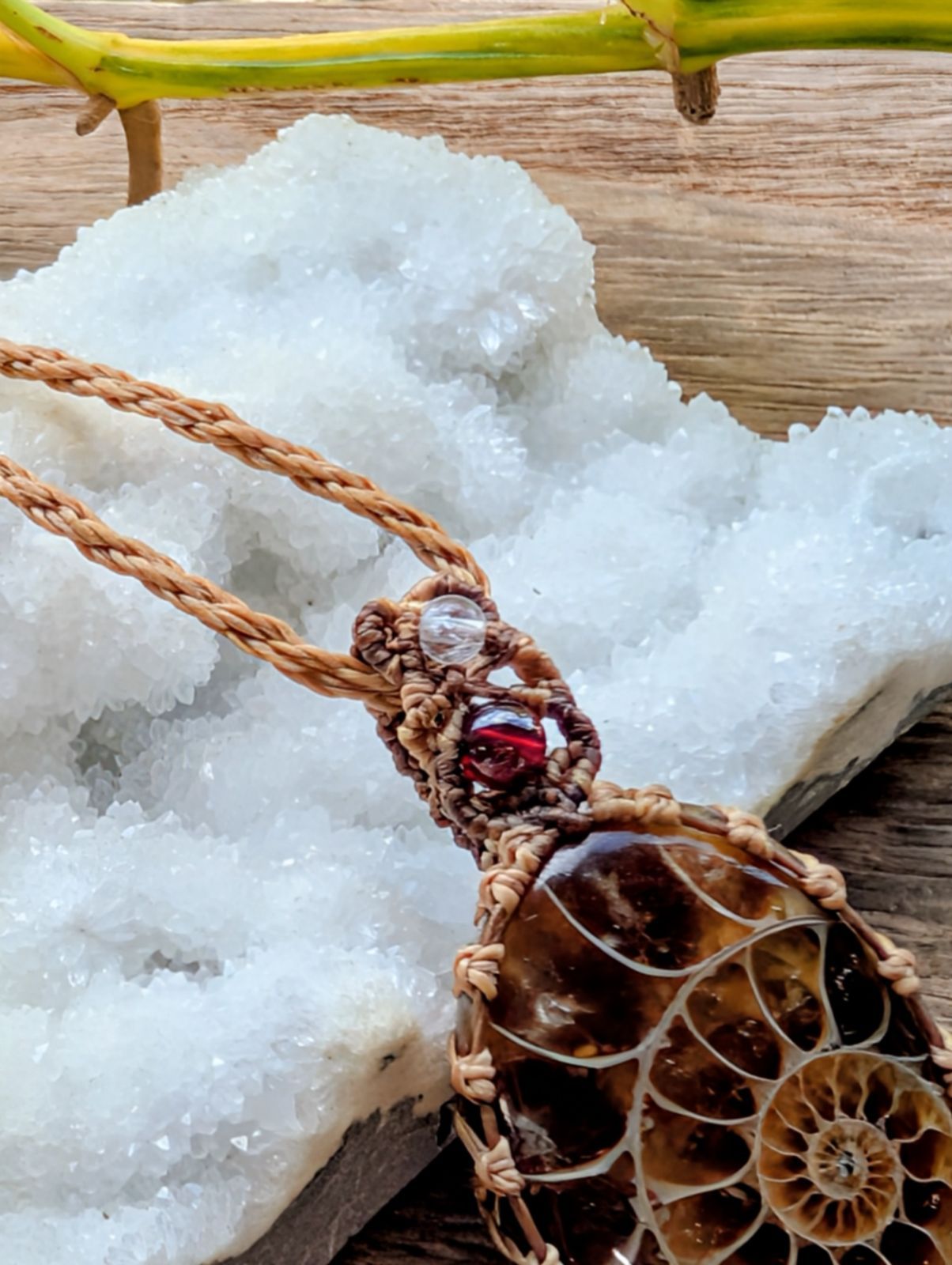 化石 マクラメ編みネックレス