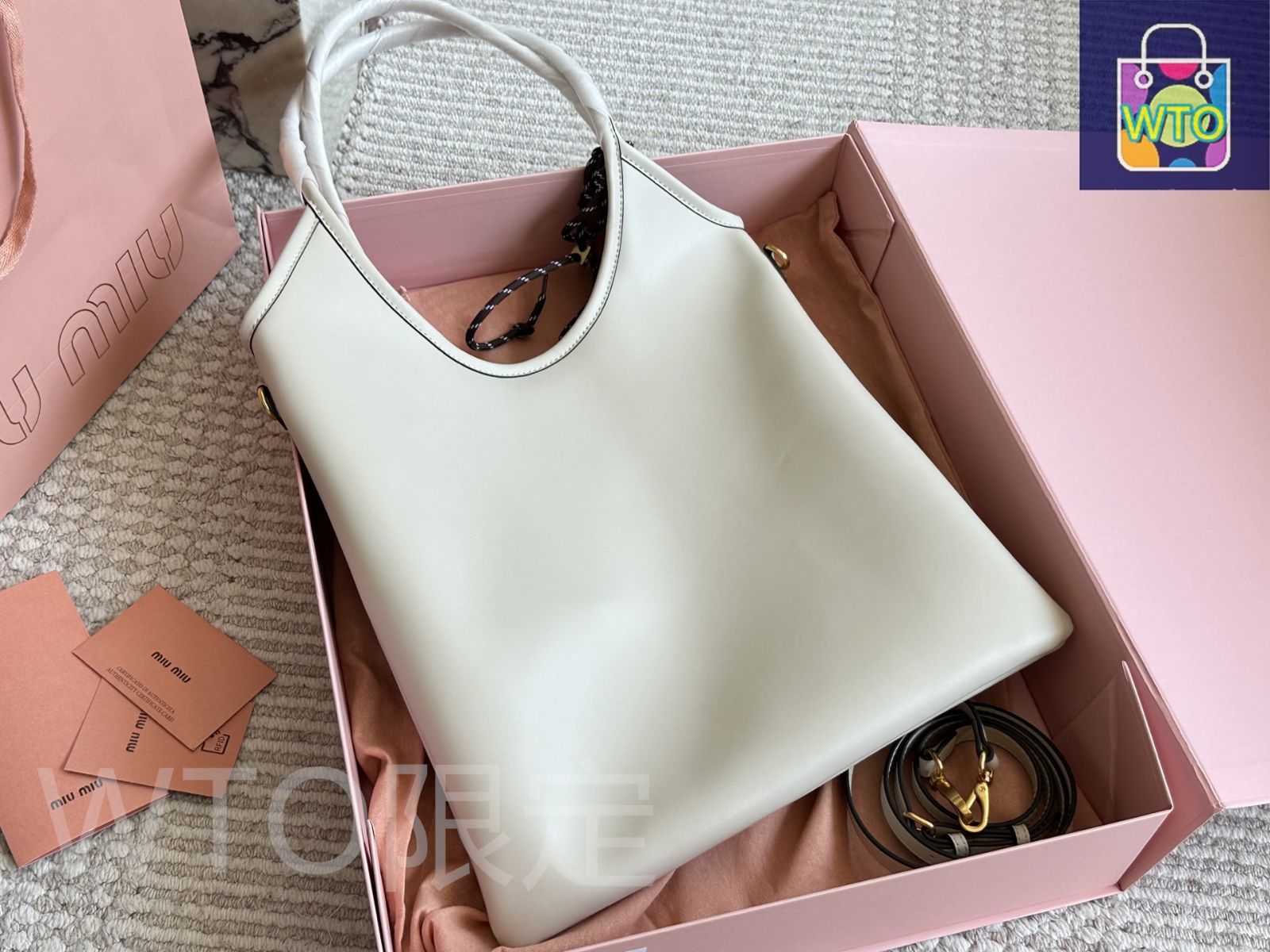 MIU出品になります。 MIU MIU 2025年新作 トートバッグ - スタイリッシュな大型サイズ