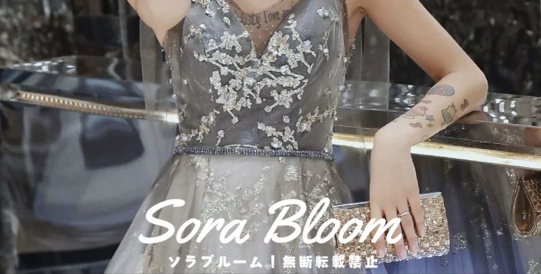 小花柄の様なデザインのゴージャスなイブニングドレス♩.• 新品・未使用】小花柄の様なデザインが煌びやかでお洒落な