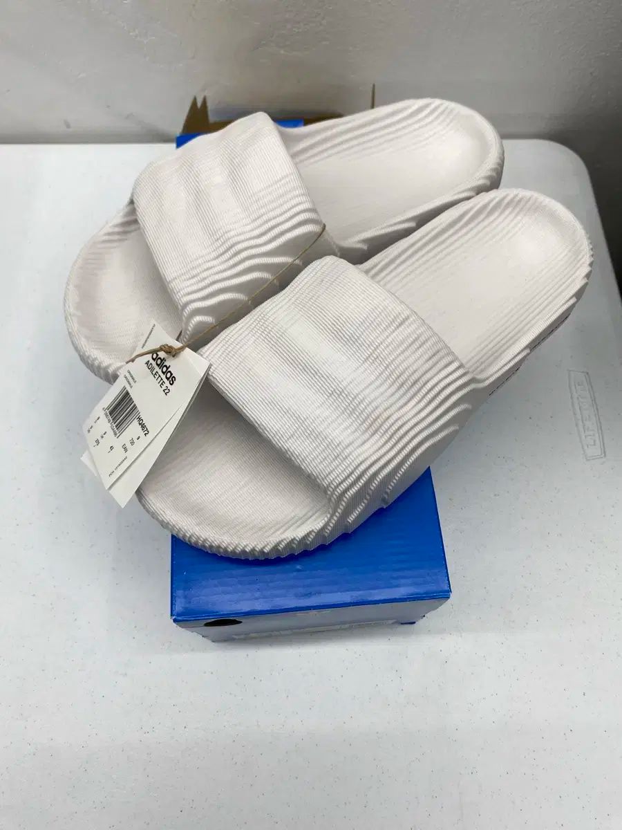 adidas アディダス アディレッタ 22 スリッパ 白 275