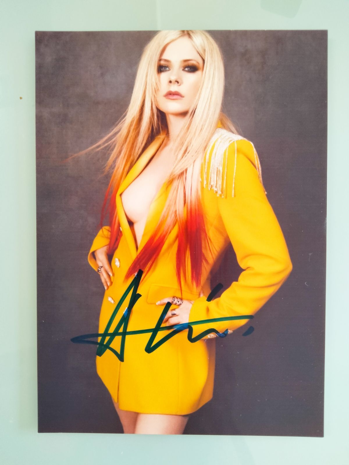 アヴリル・ラヴィーン直筆サイン入り2Lサイズ写真‥ Avril Lavigne 