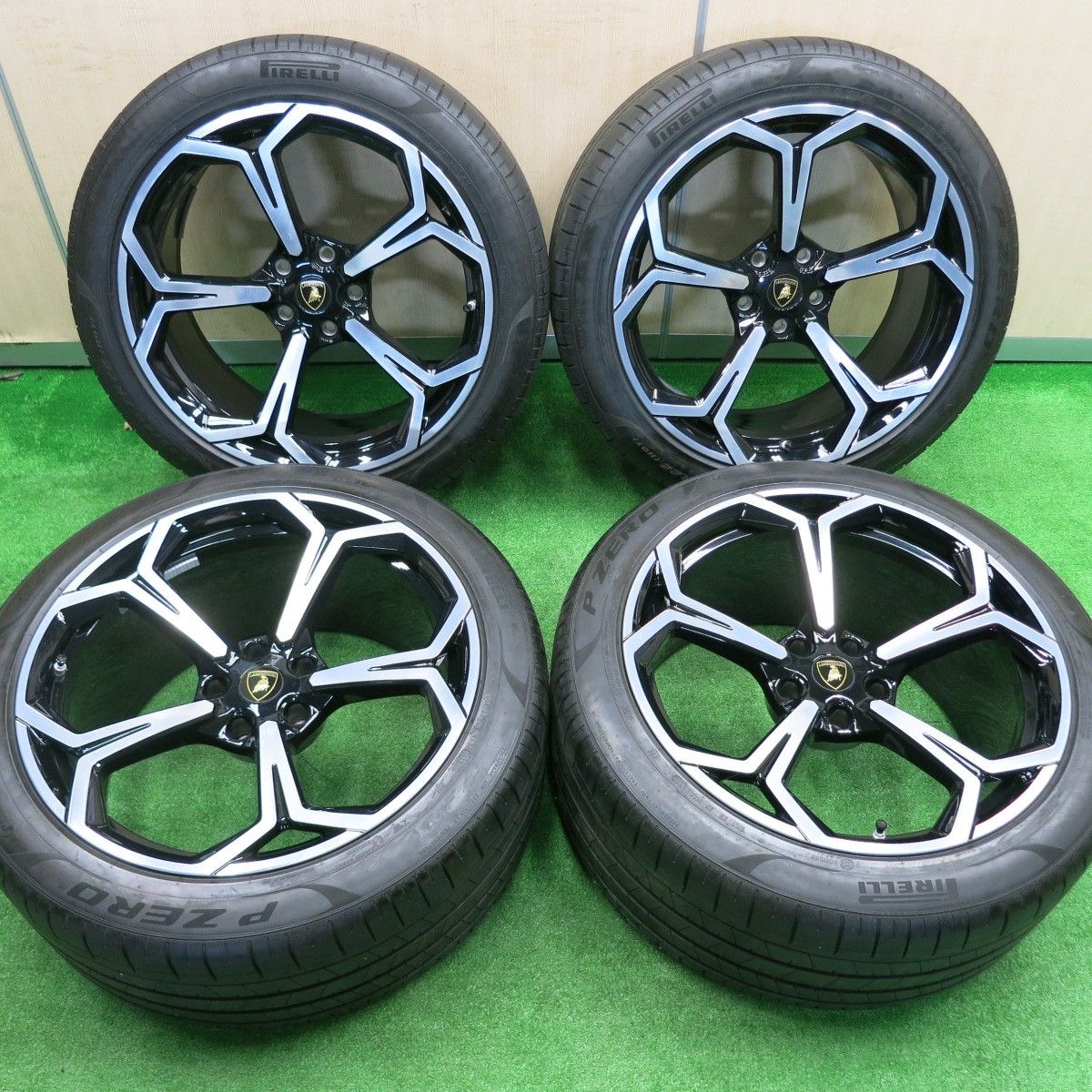 [送料無料] バリ溝！キレイ！8.5分ランボルギーニ ウルス 純正 OP 285/40R22 325/35R22 ピレリ PZERO 22インチ PCD130/5H4091902NJノ