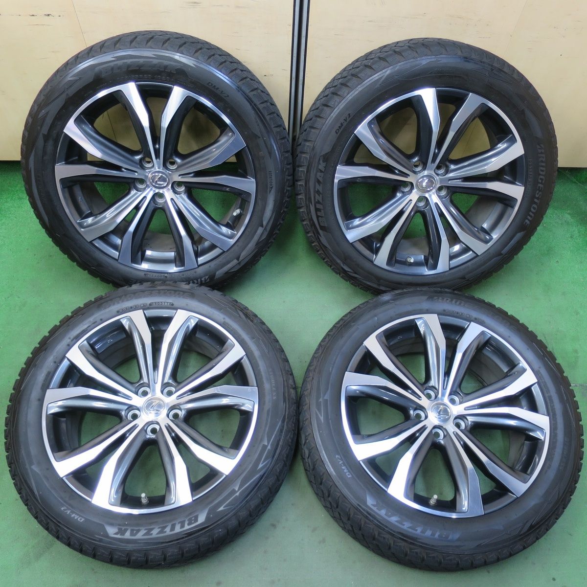 センサー付 バリ溝 キレイ 9分 レクサス RX バージョンL 純正 235 55R20 スタッドレス ブリヂストン ブリザック DM-V2 20インチ PCD114.3 5H 5092301イス