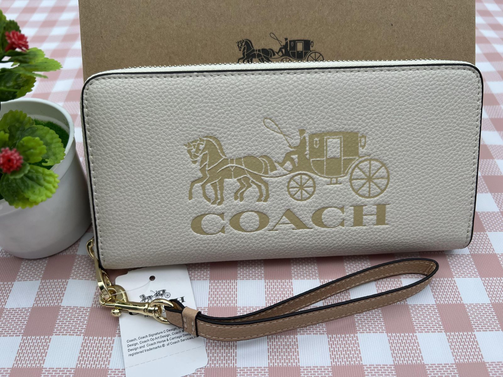 コーチ 長財布 財布 COACH  クーポン配布ブランド 馬車 ラウンドファスナー プレゼント 贈り物 レディース ホワイト レザー ウォレット C060