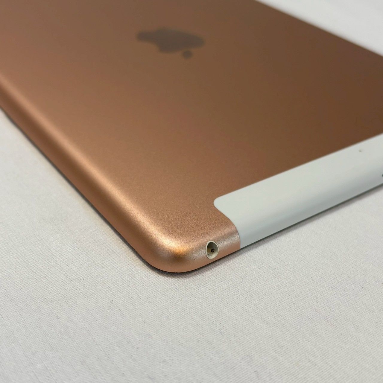 iPad|第6世代|32GB|ゴールド|MRM02J|A|ドコモ判定|ケース付き|バッテリー良好|No.752