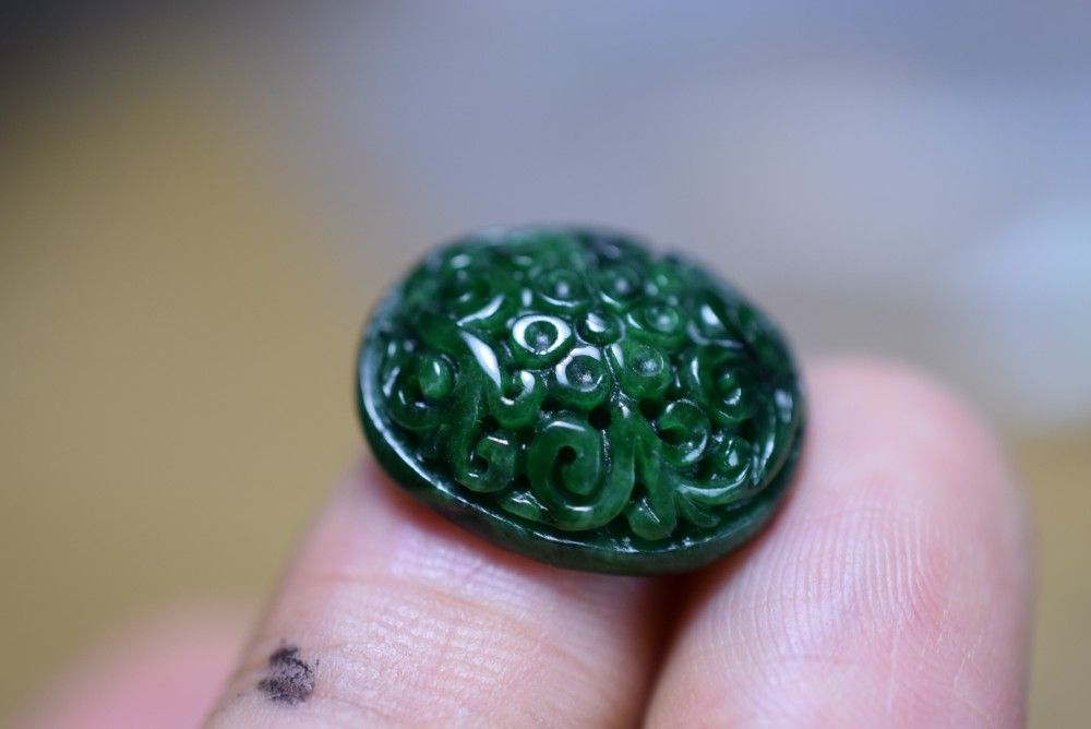RS7-10 上品 手彫り 花型 ミャンマー産 深緑 本翡翠 ルース 裸石 硬玉