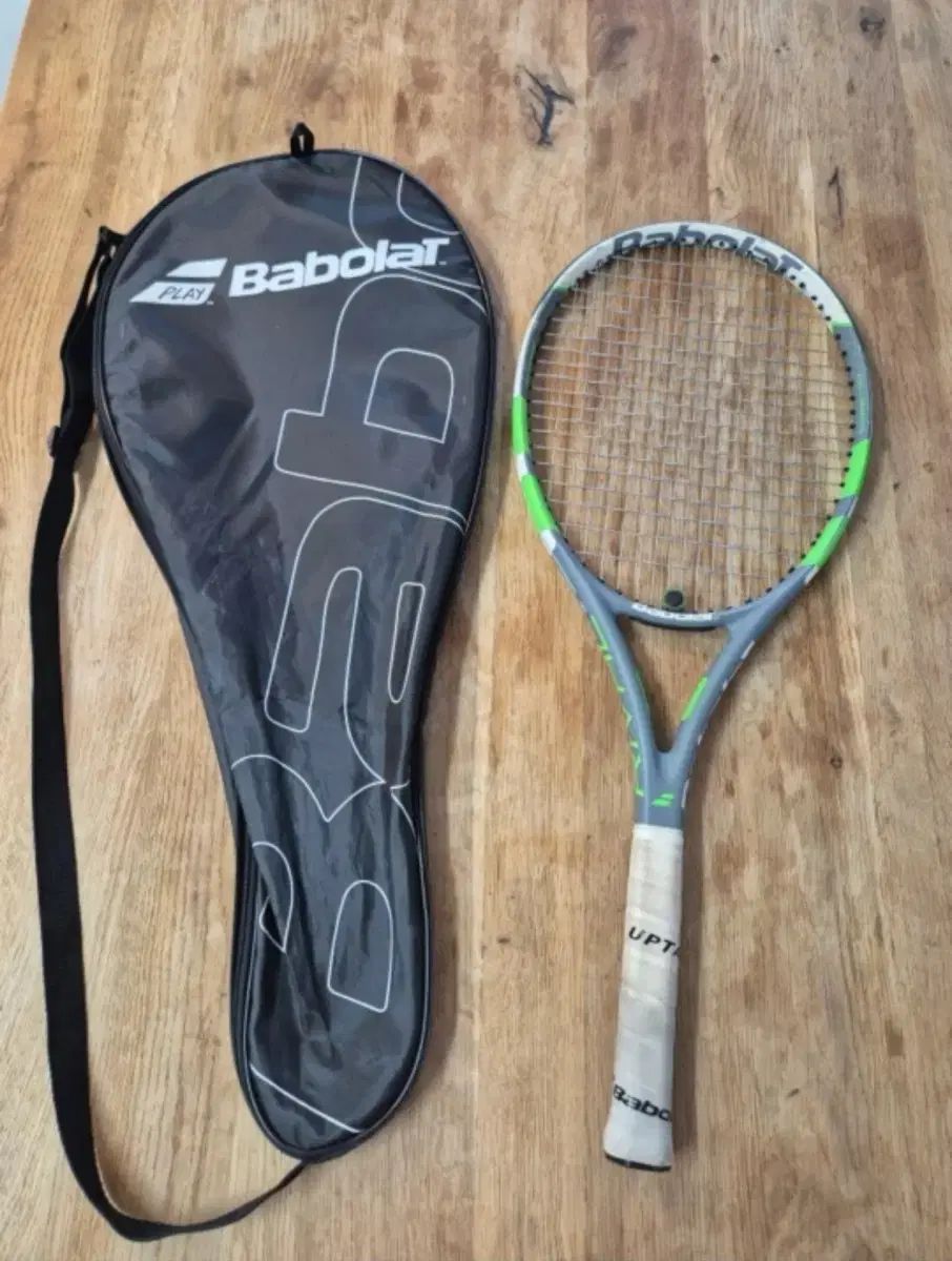 新品！Babolat Pure Aero テニスラケット　ハードケース付　バボラ バボラテニスラケットと新品ケース Babolat Pure aeroテニスラケットと