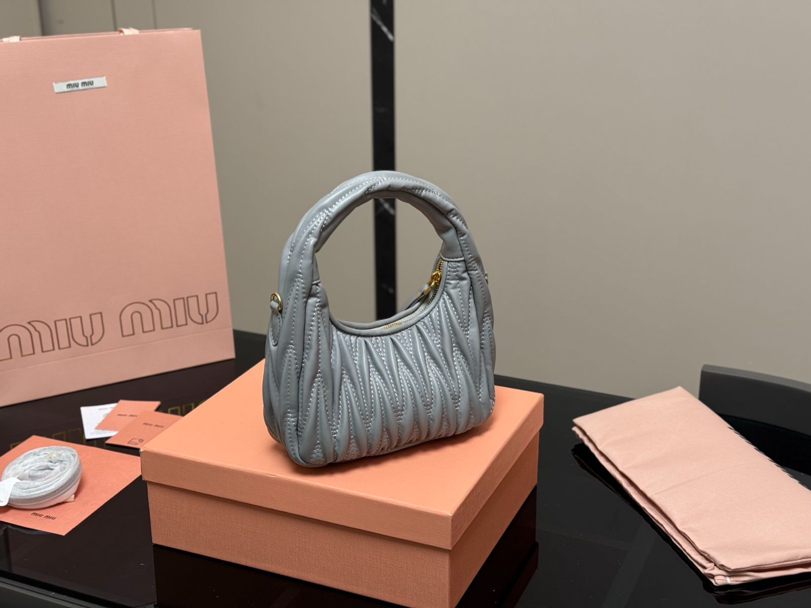 ■ ほぼ新品 ■ miu miu ハンドバック #1171HO2500 MIU MIU ワンダー ホボバッグ ? 22×11cm [本日特価|新品未使用品