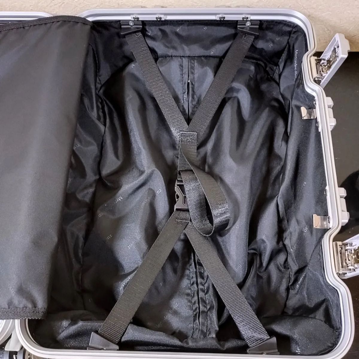 新品未使用品】メルセデス ベンツ キャリーケース アルミ 32L 機内持込