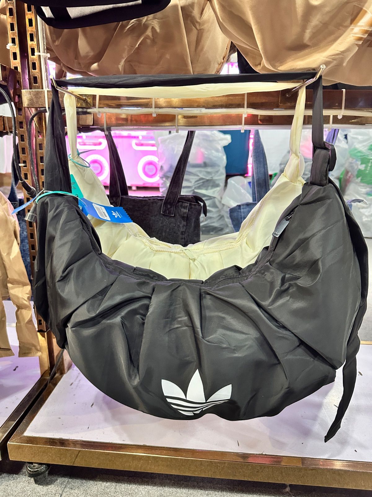 日本未入荷　adidas originalsクロワッサンクラウドバッグ　ブラック 新品・未使用】SNSで話題のadidas クロワッサンバッグ クラウド