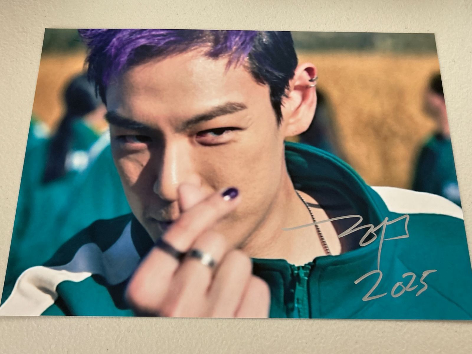 メーカー直売所 T.O.P(チェ・スンヒョン)直筆サイン スチール写真(A4サイズ その他